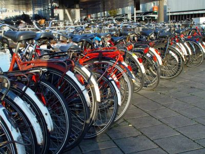 amsterdam-holandsko-parkovanie-bicyklov